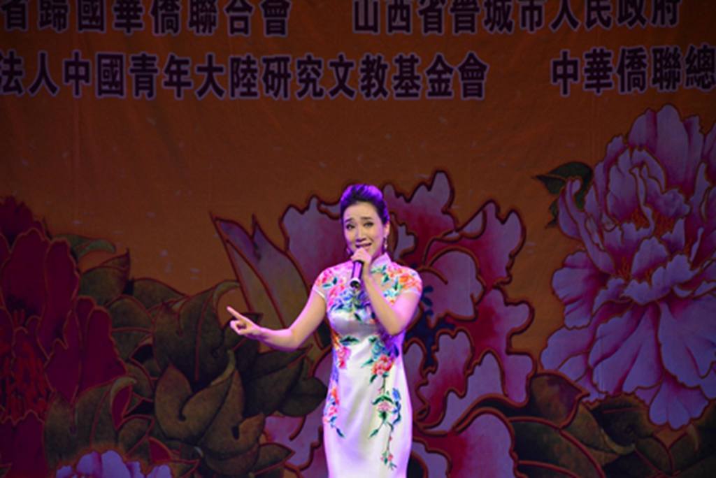張佳春為觀眾演唱京劇《紅娘》選段