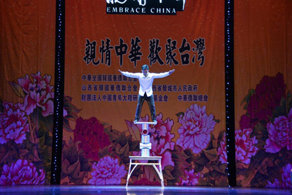 王強為觀眾表演《晃管》