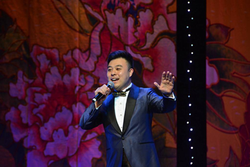 周煒為觀眾演唱《咱老百姓》