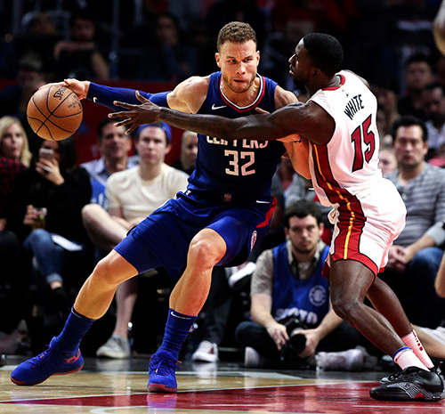 ����ʱ��11��5�գ��촬����Ա����ң����ڱ����д���ͻ�ơ�   ���գ���2017��2018������ְ����NBA���������У��������Ȼ�ӿͳ���104��101սʤ��ɼ���촬�ӡ�   �»��緢���Ժ����㣩