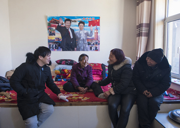 唐宗秀一家跟記者分享村裡的變化。 