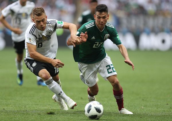 当地时间6月17日,德国队球员基米希(左)和墨西