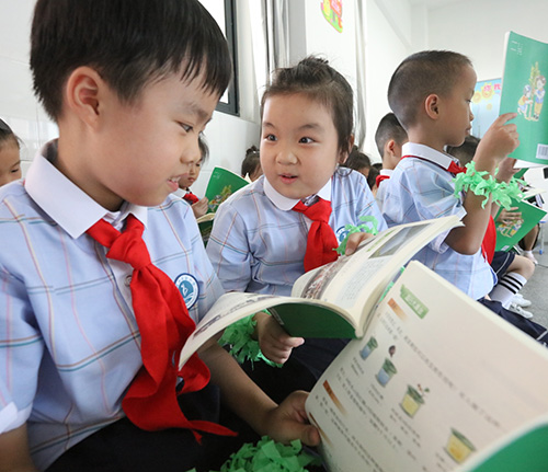宜昌市實驗小學205班學生正在翻閱《生態小公民》讀本 。吳延攝