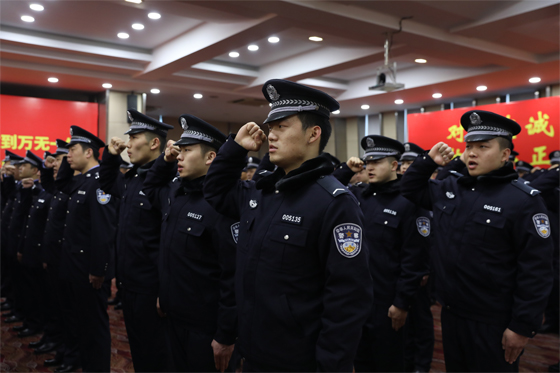 公安边防、警卫部队举行集体换装和入警宣誓仪式