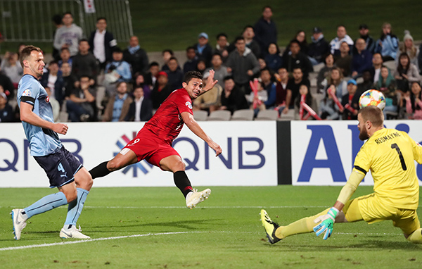 �Ϻ��ϸ۶���Ա������ɭ���У�������ӵ�����������Ӱ���»������ ��ѩ��