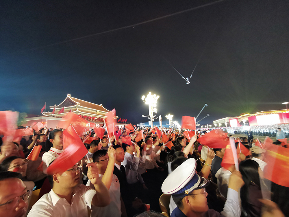 長安街上准備聯歡演出的演員們。 人民網記者 趙亞輝/攝