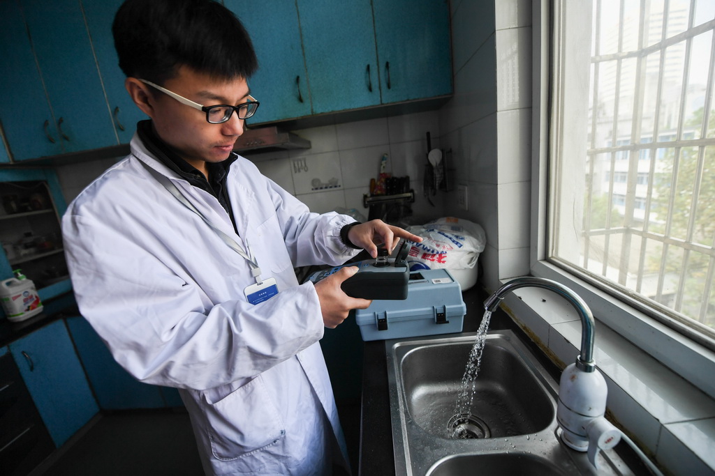 10月17日，杭州市余杭區水務控股集團的工作人員到百姓家中上門檢測水質。