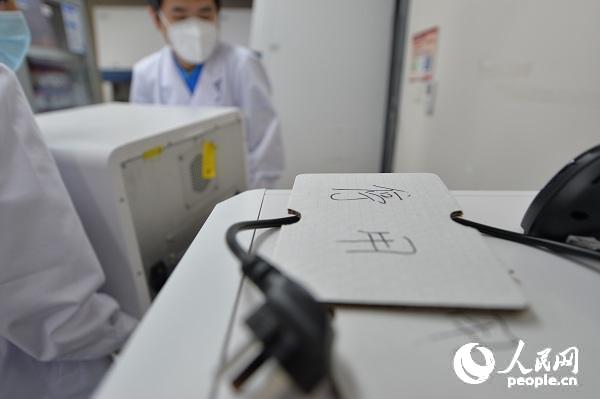 7月11日，同济医院驰援北京中日友好医院核酸检测队的队员们正在打包设备，准备返回武汉。王欲然 摄