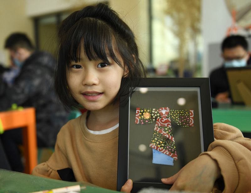 2021年1月1日，小朋友在展示制作完成的漢服手工藝品。新華社發（趙子碩 攝）