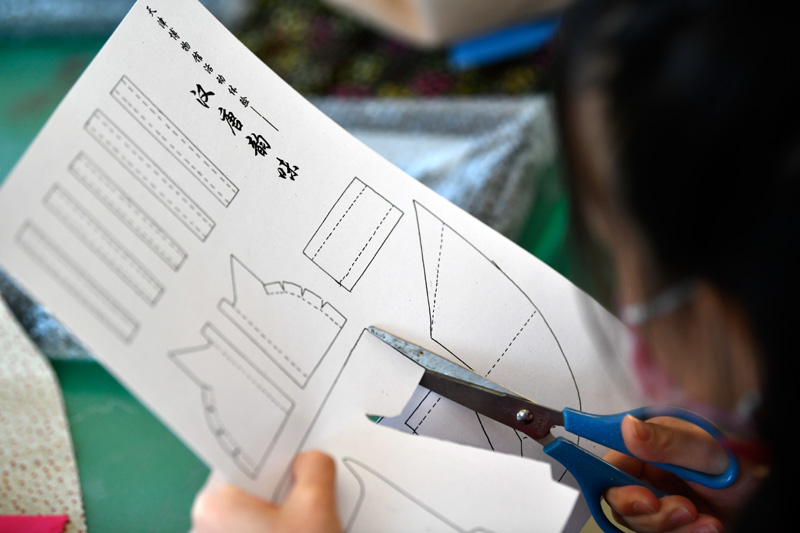 2021年1月1日，小朋友在裁剪紙板制作漢服手工藝品。新華社記者 李然 攝