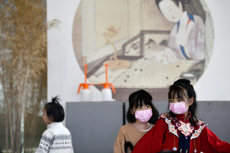 2021年1月1日，一位身穿漢服的小朋友（右）在活動現場。新華社記者 李然 攝