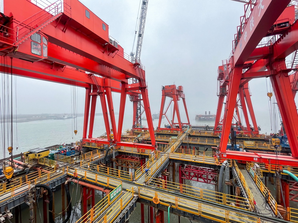 這是1月28日拍攝的常泰長江大橋6號墩鋼沉井施工現場（無人機照片）。新華社記者 李博 攝