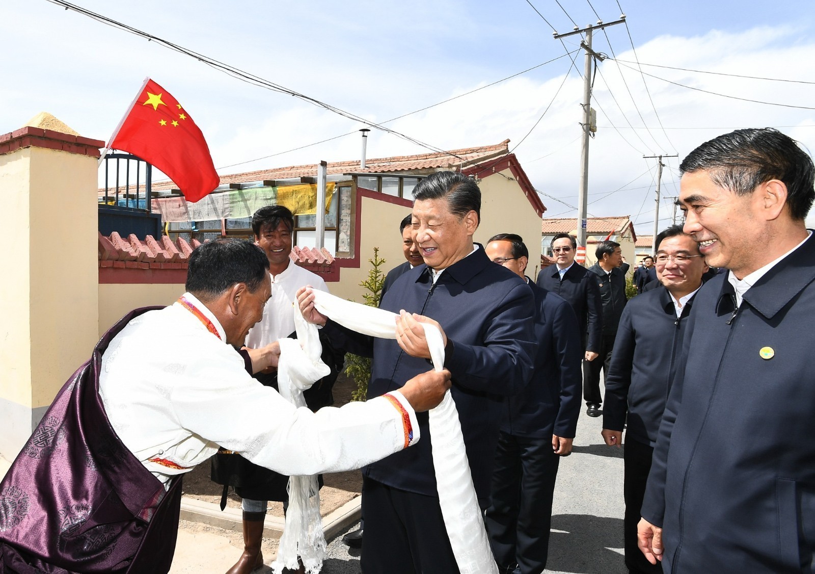 习近平在海北州刚察县考察调研