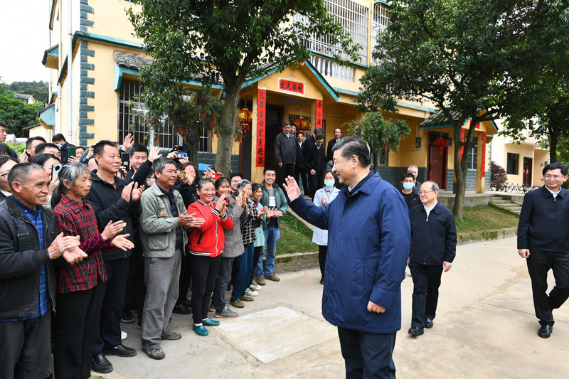 2021年4月25日，习近平总书记在广西桂林市全州县才湾镇毛竹山村考察时，同乡亲们亲切交流。新华社记者 谢环驰 摄