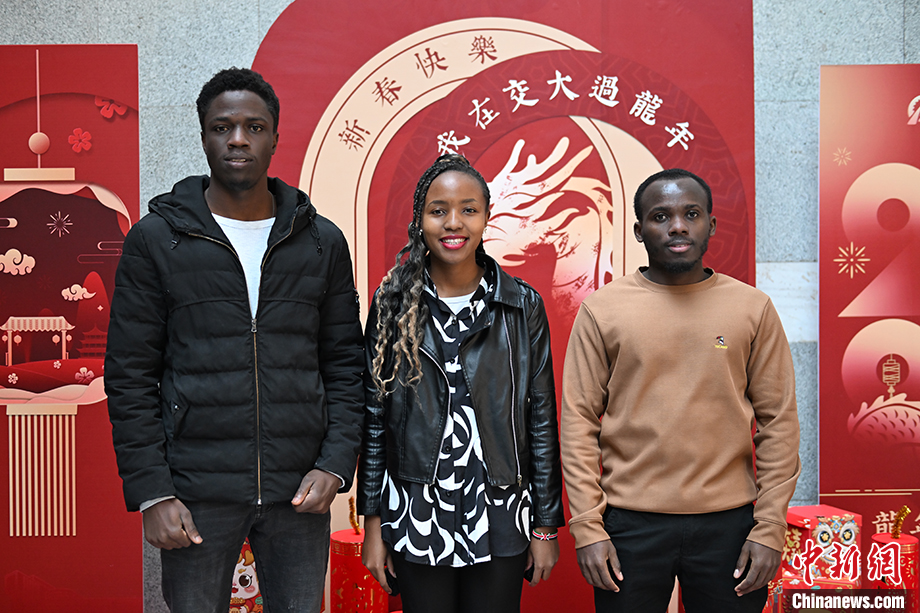 圖為北京交通大學肯尼亞留學生阿布、王佳莉、卡裡烏。