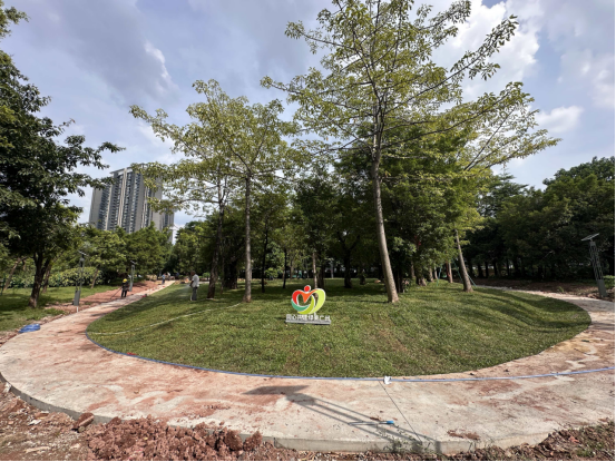 口袋公园改造后，道路铺上了透水混凝土。荔湾区人大桥中街道工委供图