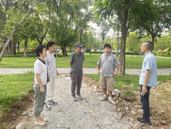 市区人大代表现场督导指导工程进度。荔湾区人大桥中街道工委供图