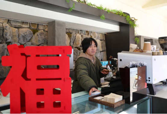 陈艳红正在“从前咖啡”店里忙碌着。胡颀 摄