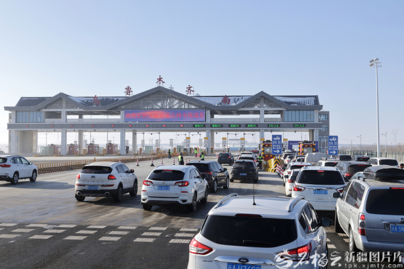 12月26日，G0711乌鲁木齐至尉犁高速公路全线通车。图为车辆在乌尉高速乌鲁木齐南收费站排队过站。石榴云/新疆日报记者 崔志坚摄