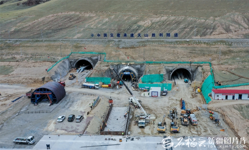2020年5月15日，G0711线乌鲁木齐至尉犁高速公路第六标段天山胜利隧道施工现场。石榴云/新疆日报记者 韩亮摄