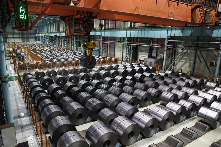 這是2025年1月23日拍攝的鞍鋼集團本鋼板材冷軋總廠第三冷軋廠生產車間。新華社記者 潘昱龍 攝