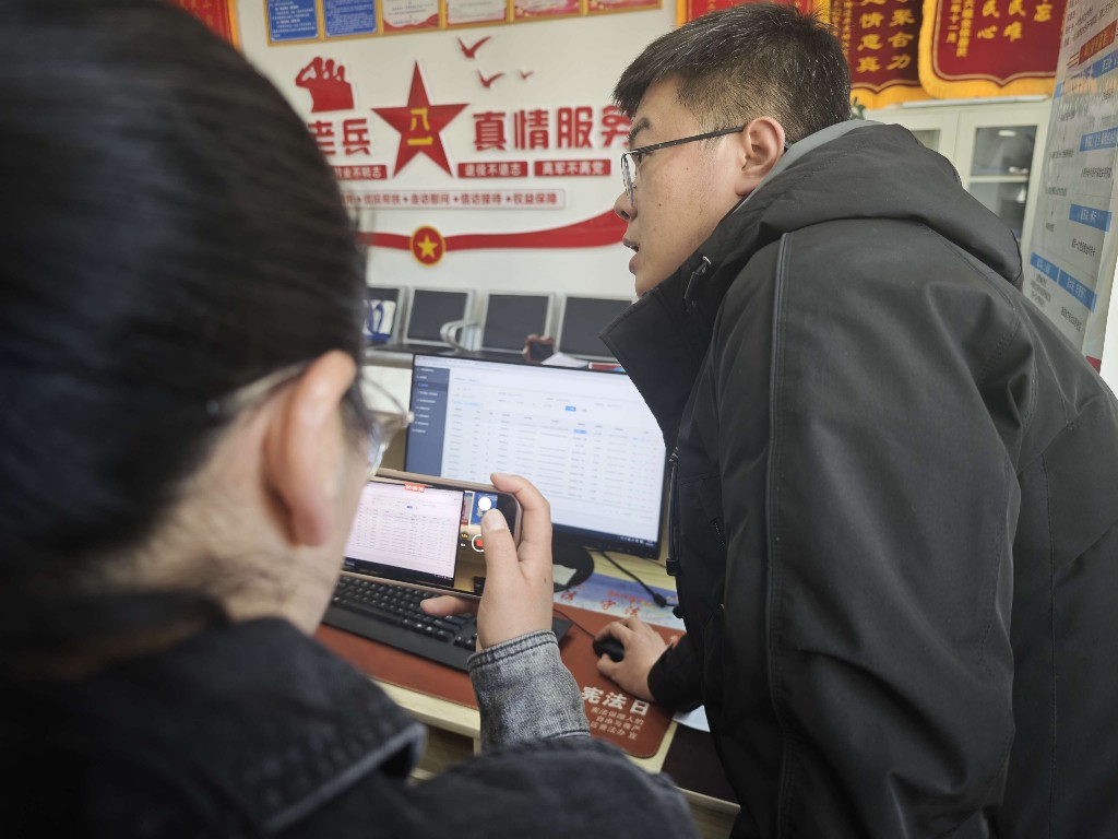 图为中移系统集成有限公司工程师现场开展“退役军人服务一件事”线上操作业务培训。 本报记者 王香香 摄