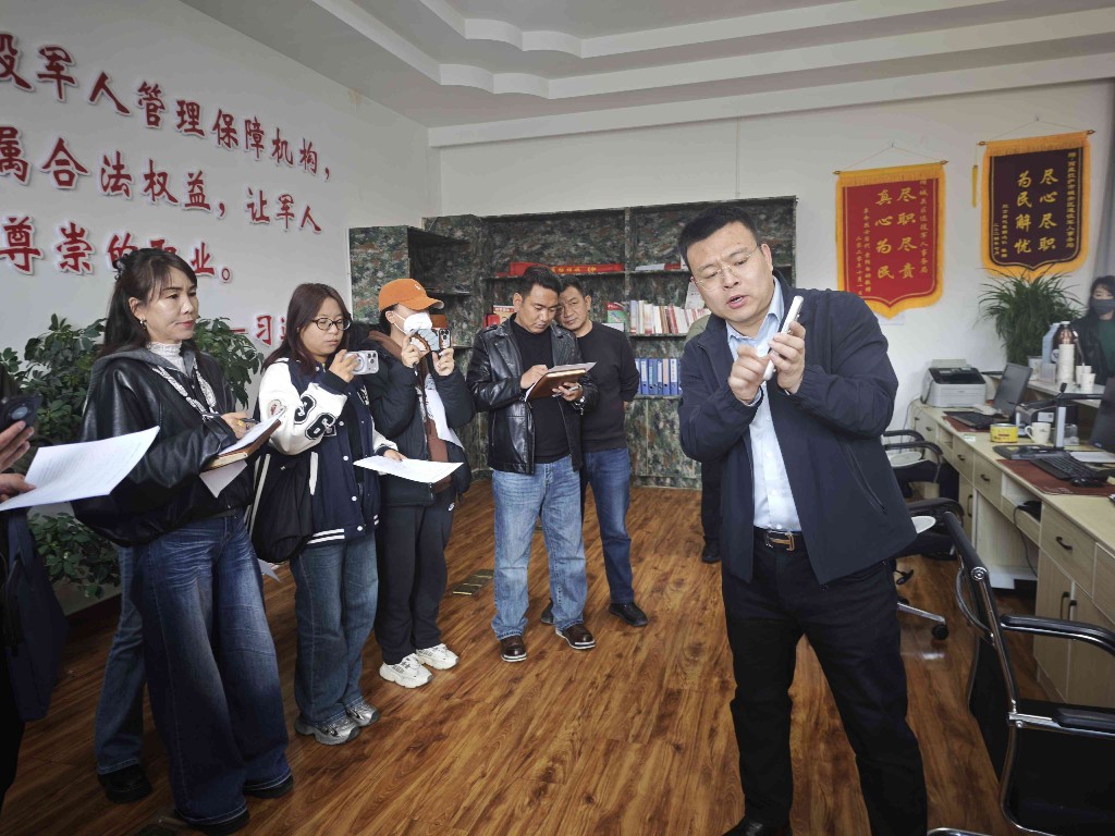 图为中移系统集成有限公司工程师现场开展“退役军人服务一件事”线上操作业务培训。本报记者 王香香 摄
