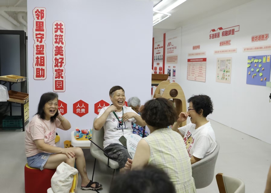 居民们在市民新村居民区党群服务站内聊天休闲