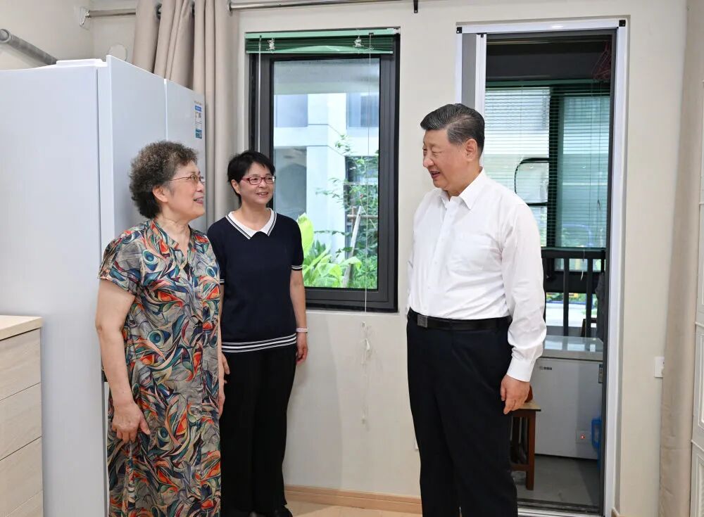 2024年6月19日至20日，习近平在宁夏考察。图为19日下午，习近平在银川市金凤区长城花园社区活动室考察时，同社区居民亲切交流。新华社记者 燕雁 摄