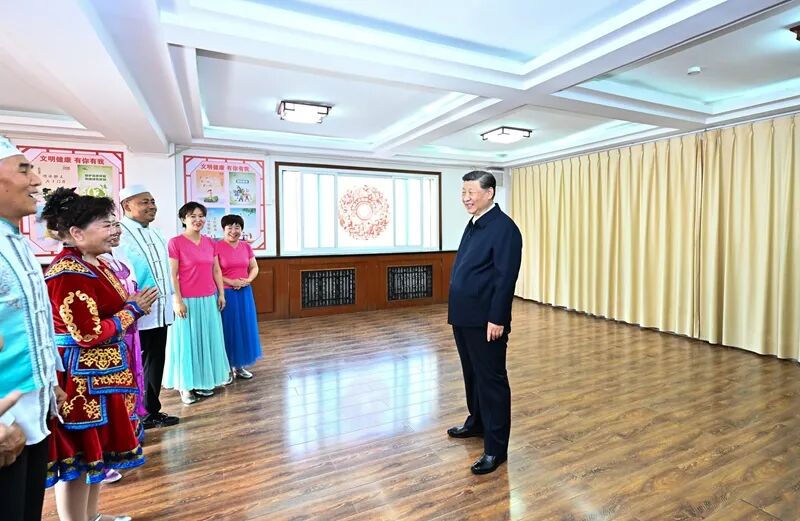 2024年6月19日至20日，习近平在宁夏考察。图为19日下午，习近平在银川市金凤区长城花园社区活动室考察时，同社区居民亲切交流。新华社记者 燕雁 摄