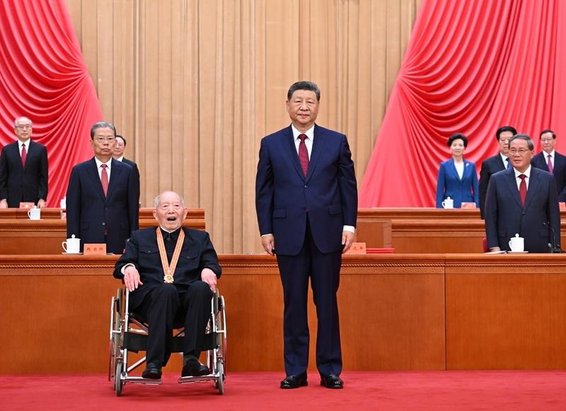 △2026年7月1日,在庆祝中国共产党成立105周年大会上,习近平总书记向“七一勋章”获得者王於昌颁授勋章。