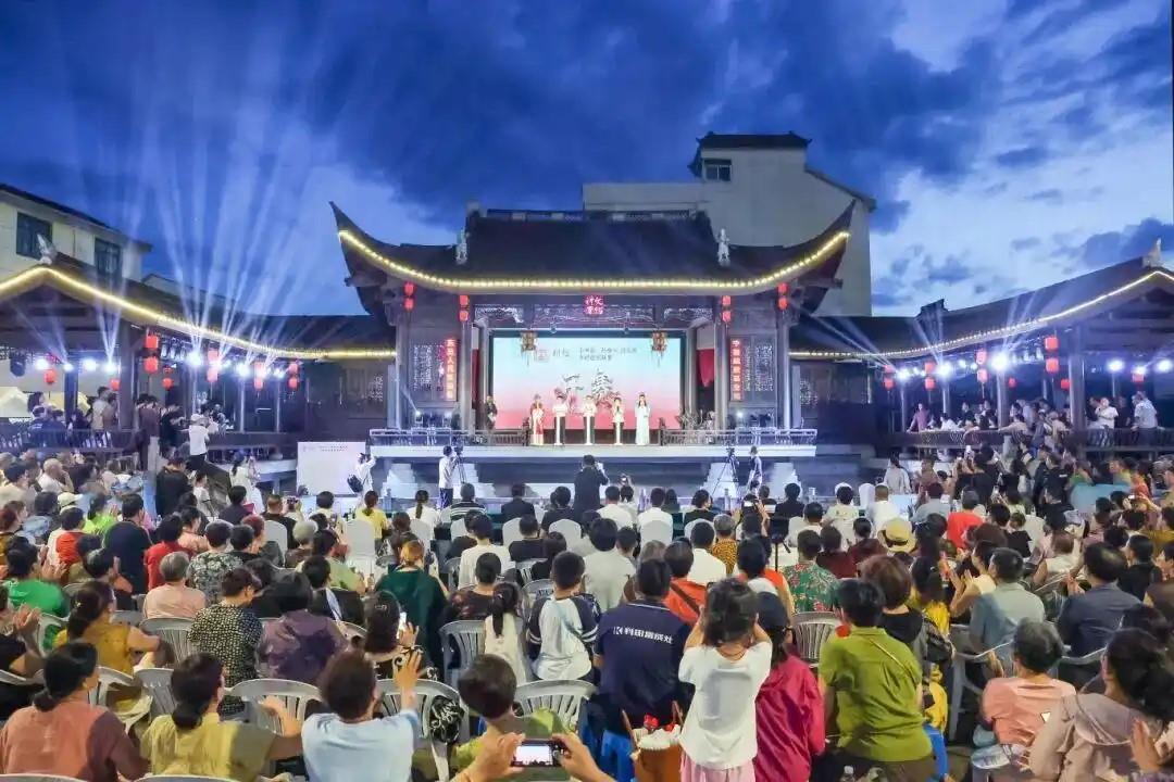 △2026年7月6日，第四届“越嵊州 越有戏”乡村越剧联赛在浙江嵊州东王村启幕。