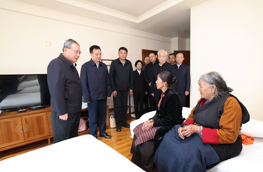 8月27日，受习近平总书记委托，中共中央政治局常委、国务院总理李强赴西藏日喀则市吉隆县指导吉隆口岸泥石流灾害抢险救援和应急处置工作。这是李强来到安置点看望受灾群众，转达习近平总书记的关怀和慰问。新华社记者 黄敬文 摄