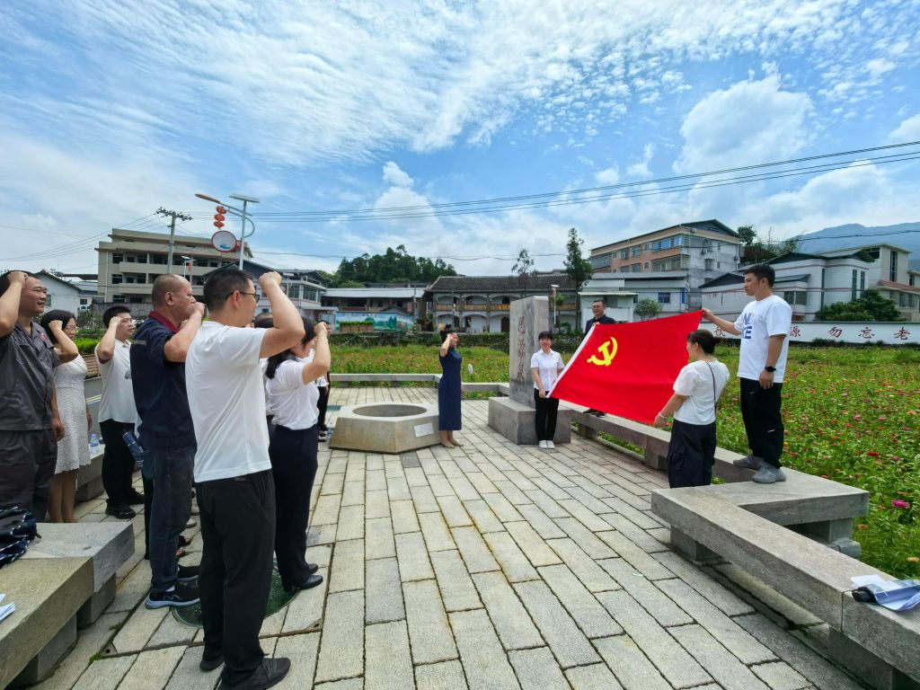 党员干部在龙岩市新罗区东肖街道邓厝村思源泉前重温入党誓词。（本图片由新罗区委宣传部提供）