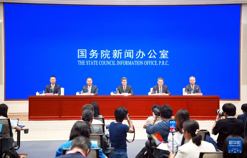 9月17日，国务院新闻办公室在北京举行“开局起步‘十五五’”系列主题新闻发布会，国家广播电视总局新闻发言人、副局长何飚，国家广播电视总局副局长刘建国，国家广播电视总局电视剧司司长冯胜勇，国家广播电视总局网络视听节目管理司司长王小亮介绍“十五五”时期加快推动广播电视和网络视听高质量发展有关情况，并答记者问。新华社记者 潘旭 摄