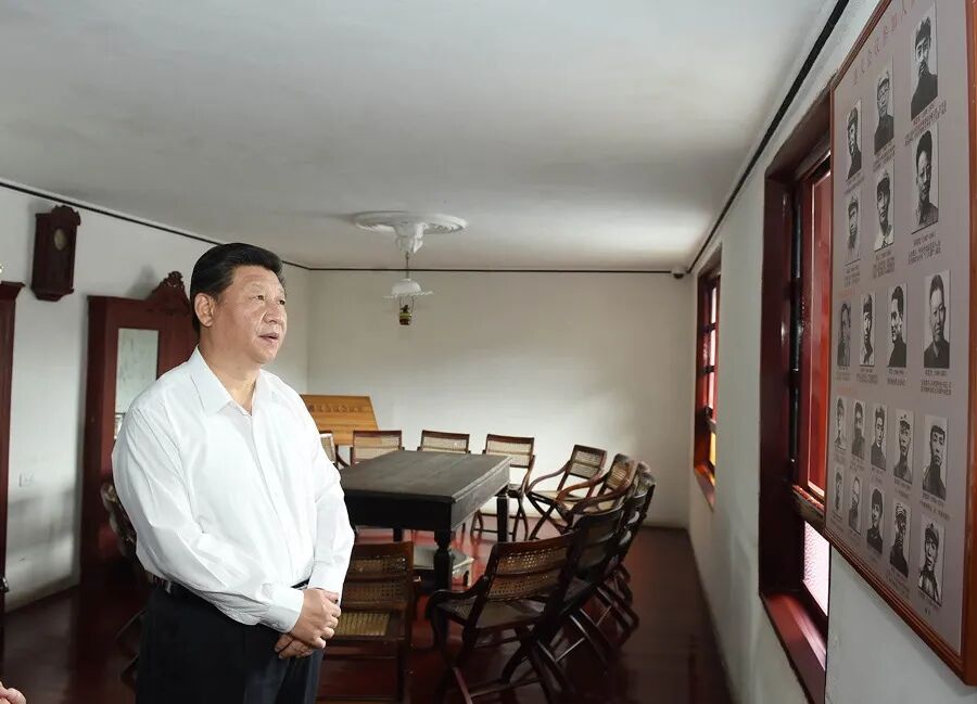 2015年6月16日下午，习近平在参观遵义会议会议室时，向墙上的遵义会议参加人员照片深情凝视。新华社记者 李学仁 摄