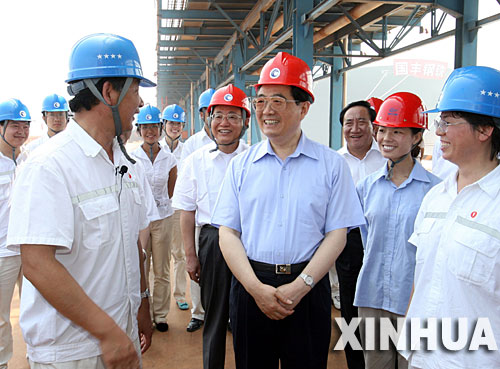 图为胡锦涛在唐山市曹妃甸工业区矿石码头一期工程现场了解工业区规划和建设情况。新华社记者鞠鹏摄