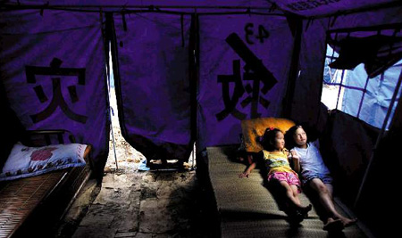地震后,豆沙镇的灾民被安排在帐篷区里。本报记者 麦圈/图