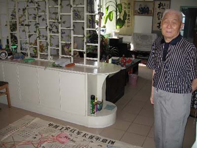 彭永清有一张自己制作的地图,老人经常对着地图,回忆长征中的岁月(7月4日摄)。新华社记者 黎云 摄
