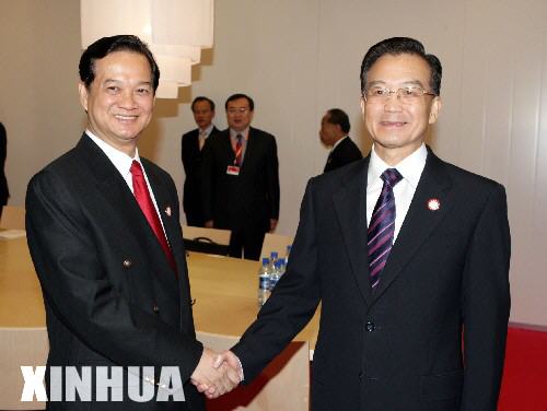 9月10日,中国国务院总理温家宝在赫尔辛基会见越南总理阮晋勇。 新华社记者姚大伟摄