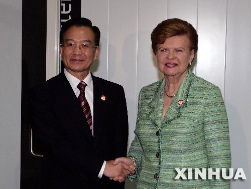 9月10日,出席第六届亚欧首脑会议的中国国务院总理温家宝在芬兰赫尔辛基会见拉脱维亚总统瓦伊拉·维基耶-弗赖贝加。新华社记者姚大伟摄