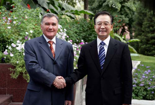 温家宝与塔吉克斯坦总理阿基洛夫举行会谈 9月15日,国务院总理温家宝在杜尚别与塔吉克斯坦总理阿基洛夫举行会谈。新华社记者姚大伟摄