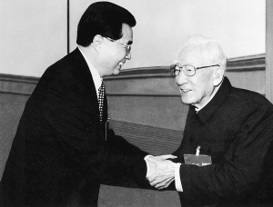 图:胡锦涛同志在中共十六大上同薄一波同志亲