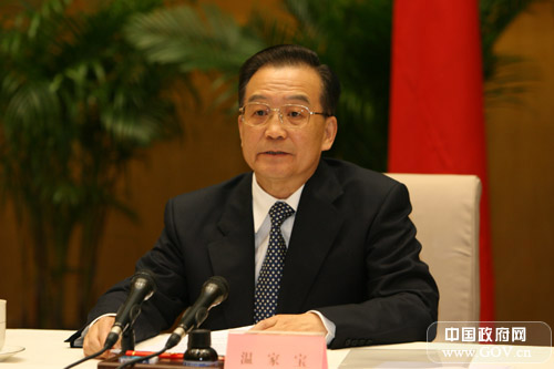 2007年4月27日下午3時,在國務院小禮堂召開“全國節能減排電視電話會議”。國務院總理溫家寶出席會議並講話。國務院副總理曾培炎主持會議。圖為溫家寶在全國節能減排工作電視電話會議上講話。 新華社記者 饒愛民 攝
