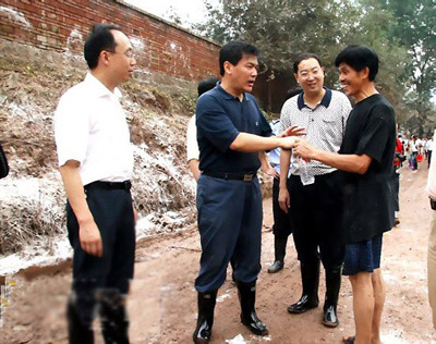 达州市市长罗强(左二)在北外镇石龙溪村朱家沟指导抗灾工作.