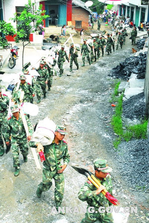 陕西省安康市岚皋县干部群众抢险救灾现场侧记