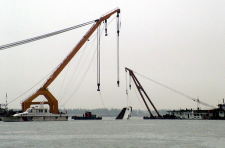 长江镇江水域发生船舶碰撞事故6人死亡3人失