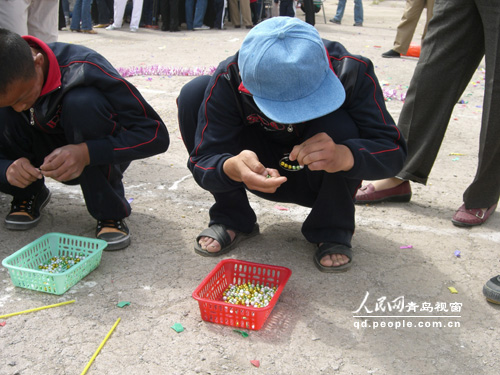 山东胶州孤残儿童的快乐六.一