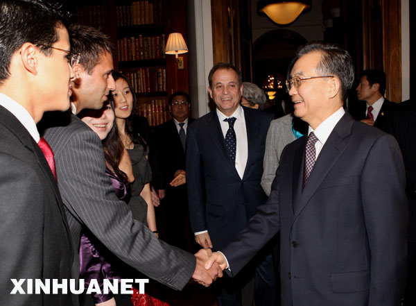 温家宝会见英国48家集团俱乐部主席佩里和青