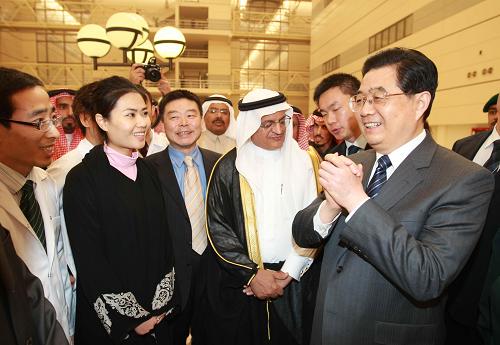 组图:胡锦涛参观利雅得水泥公司和沙特科技城